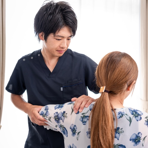 院長が姿勢を確かめている様子
