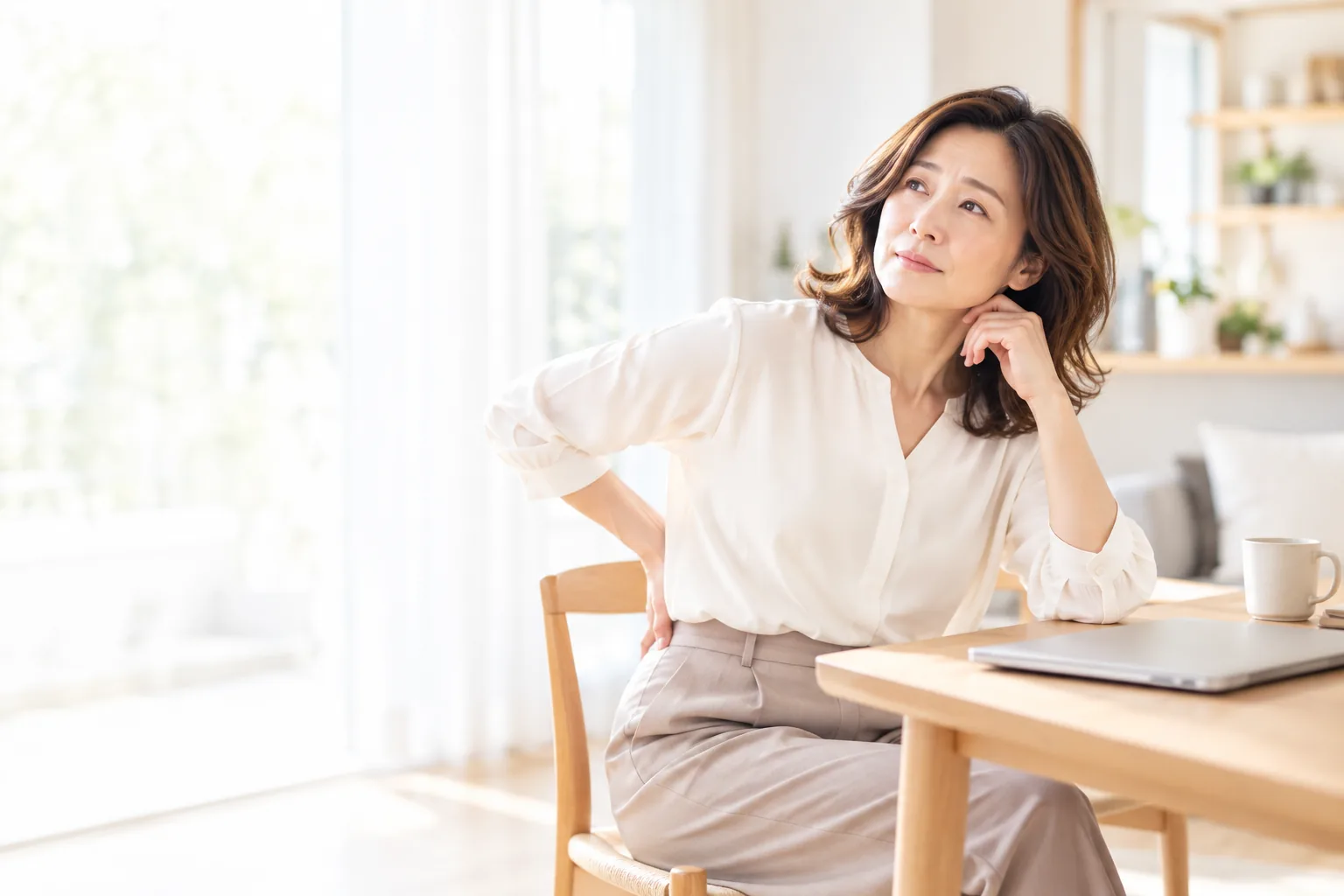 仕事の合間に腰の違和感が気になっている女性