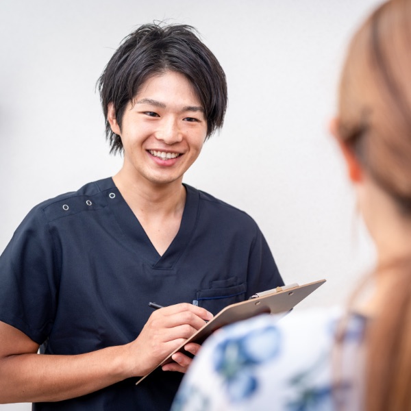 院長がお悩みを伺っている様子